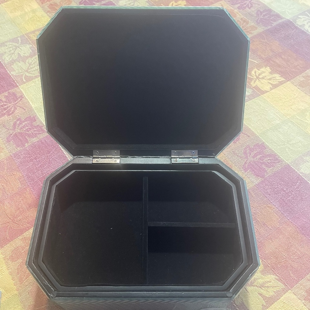 Glass jewelry box